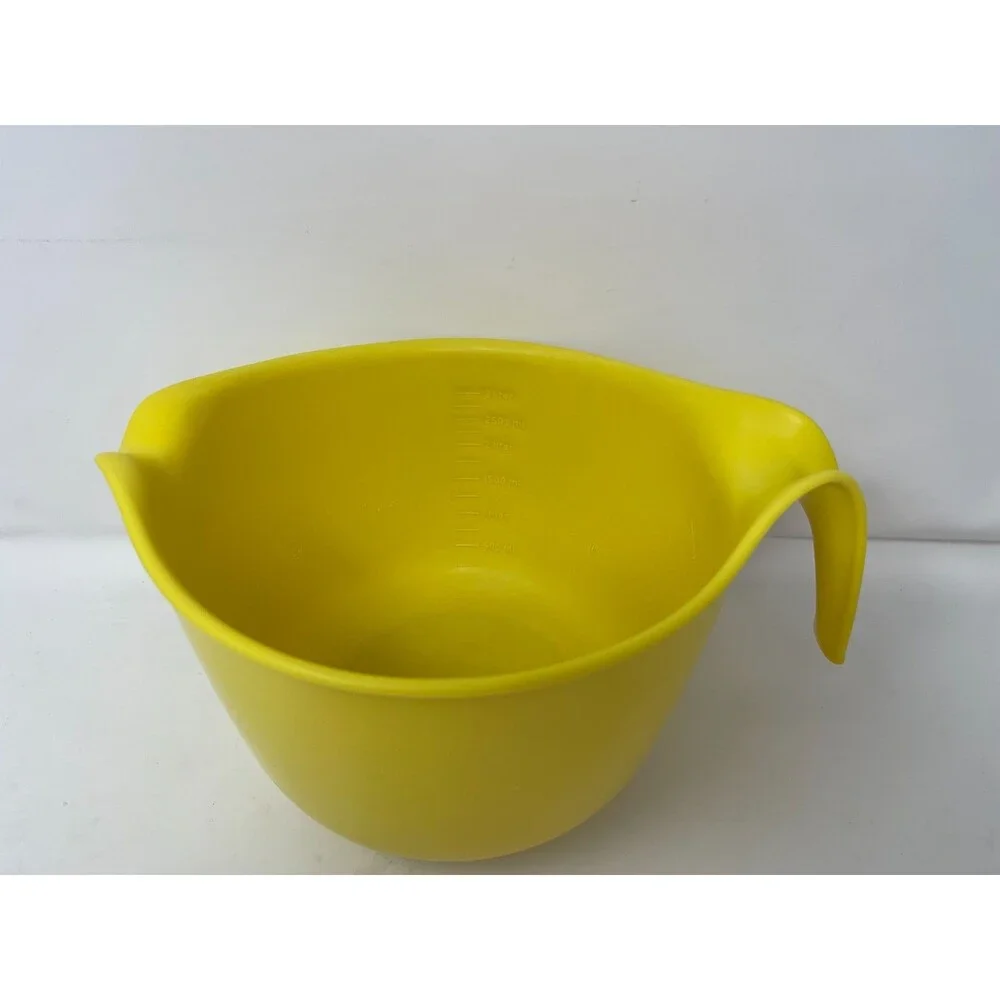 Vintage Rubbermaid 12 Cup/3 Quart Yellow Measuring Cup Batter Mixing Bowl #2663